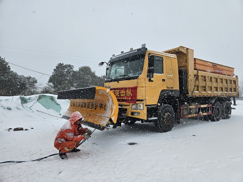 恪尽职守再出征 —集团公司养护中心全力迎战新一轮低温雨雪冰冻天气 (2).jpg